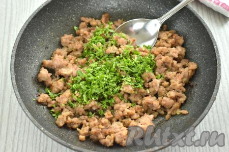 В остывший обжаренный фарш, по желанию, добавляем мелко нарезанную зелень, перемешиваем и начинка для пирожков из слоёного теста готова.