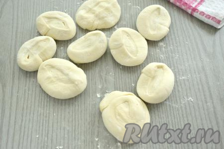 Кусочки теста ставим на срезы и прижимаем сверху ладонью.

