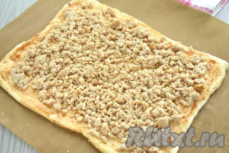 Затем на тесто, отступая от краёв по 1-2 сантиметра, ровным слоем выкладываем обжаренный фарш.