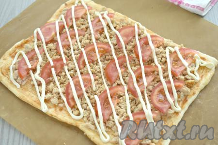 Поверх начинки наносим сеточку из майонеза.