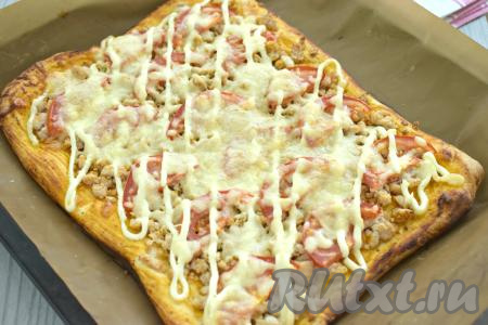 Пиццу с фаршем отправляем в духовку, предварительно прогретую до 180 градусов минут на 15-20 (до подрумянивания слоёного теста).