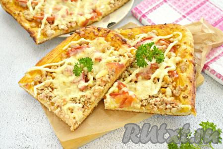 Готовую пиццу с фаршем достаём из духовки, нарезаем на кусочки и сразу, пока она не остыла, подаём её к столу. Сочетание воздушного теста и сочной, сытной начинки делает эту выпечку очень вкусной!