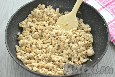 Обжариваем фарш минут 10, достаточно часто разбивая кусочки мяса лопаткой. Затем убираем обжаренный фарш с огня, даём остыть.