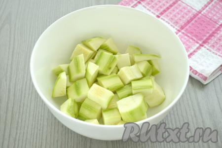 Теперь займёмся овощами. Если у кабачка тонкая кожица, тогда её можно оставить (но я решила срезать), мелкие косточки тоже можно не удалять. Если же у кабачка толстая кожура, тогда её обязательно нужно срезать, если семечки крупные - их нужно будет удалить. 400 грамм подготовленного кабачка нарезаем на крупные кубики, складываем их в миску.