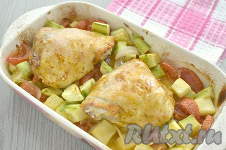 Запекаем куриные бёдра с кабачками под фольгой 40 минут. Затем фольгу убираем и продолжаем запекать блюдо при той же температуре ещё 15 минут. Готовность проверяем по бёдрышкам, для этого нужно сделать надрез на бедре, если выделяется прозрачный сок, без примесей крови, значит мясо готово.