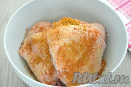 Куриные бёдра моем, срезаем лишний жир. Обсушиваем бёдрышки, затем натираем их со всех сторон солью и любимыми специями (в качестве специй я использовала 1 чайную ложку&nbsp;приправы для курицы).