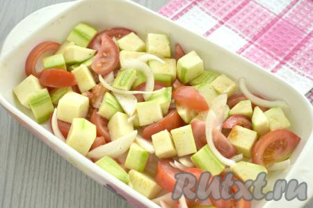 Форму для запекания смазываем растительным маслом. Ровным слоем в подготовленную форму выкладываем нарезанные овощи.