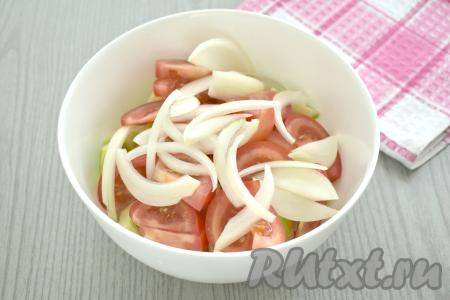 Очищаем репчатый лук, нарезаем перьями, добавляем к кабачками и помидорам.