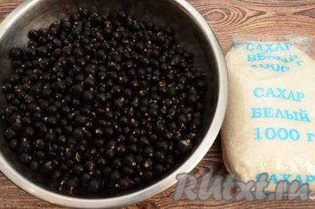 Для приготовления желе из чёрной смородины на зиму потребуется всего лишь 2 ингредиента: смородина и сахар. Смородину перебрать, убирая веточки, подпорченные ягоды и листья. Перебранную смородину переложить в дуршлаг, тщательно промыть под проточной водой, дать лишней воде стечь.