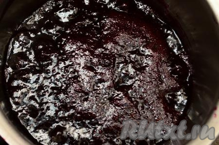 Поставить смесь смородинового пюре и сахара на небольшой огонь. Часто перемешивая, довести до кипения, убрать с поверхности пену.