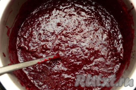 Пюре из чёрной смородины получится густым.