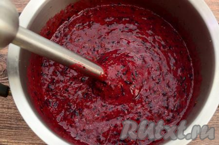 Тщательно пробить ягоды погружным блендером до получения однородного пюре.