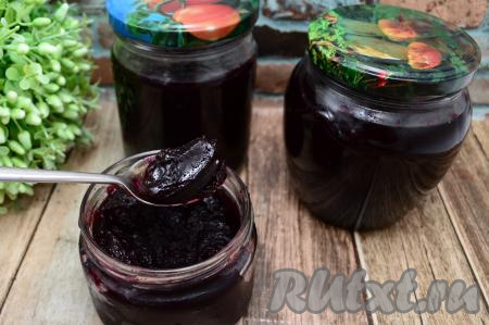 Не переворачивая, накрыть банки тёплым пледом и оставить до полного остывания. Остывшие баночки с вкусным, нежным, однородным желе из чёрной смородины убрать на хранение в прохладное тёмное место (например, в погреб, подвал, кладовую). Зимой это очень густое, красивое желе съедается одним из первых, уж очень хорошо оно сочетается с чаем.