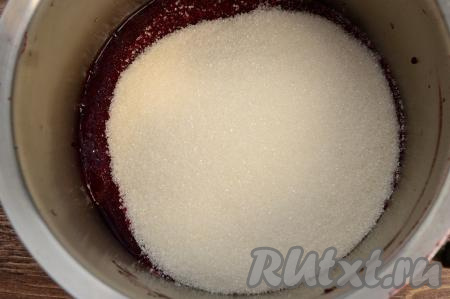 В кастрюлю с пюре всыпать сахар, тщательно перемешать.