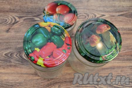 Заранее прокипятить крышки (я кипячу 3 минуты с момента закипания воды). Простерилизовать банки (я взяла 2 банки объёмом по 500 миллилитров и одну банку объёмом 250 миллилитров) любым удобным способом. Мне нравится стерилизовать баночки в микроволновке, для этого я заполняю их на 1,5-2 сантиметра кипящей водой и сразу отправляю на 3 минуты на максимальную мощность в микроволновку. Воду из простерилизованных банок сливаю, сразу накрываю их прокипячёнными крышками.&nbsp;