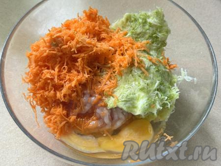 В миску с фаршем, луком и чесноком выложить кабачок, отжатый от лишней жидкости, а также морковку, натёртую на мелкой тёрке, и сырое яйцо.