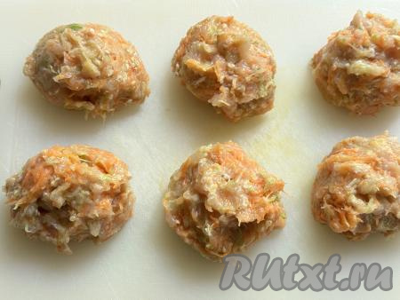 По прошествии 30 минут фарш ещё раз перемешать, разделить на 6 равных частей.&nbsp;