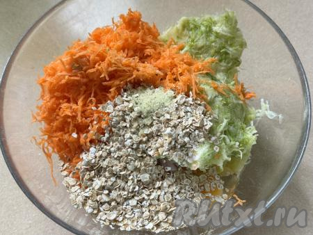 Всыпать овсяные хлопья, соль и специи по вкусу.