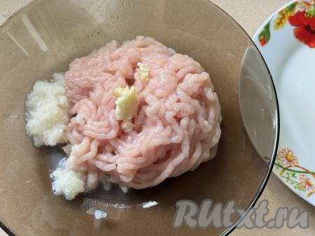 150 грамм подготовленного кабачка натереть на мелкой тёрке. Тщательно отжать руками кабачковую массу от лишней жидкости (выделившаяся жидкость нам не понадобится). Куриное филе и лук пропустить через мясорубку в глубокую миску, добавить чеснок, пропущенный через пресс.&nbsp;