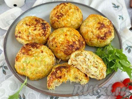 Аппетитные, сочные, пышные куриные котлеты, приготовленные с кабачками в аэрогриле, переложить на тарелку и, дополнив гарниром, подать к столу.