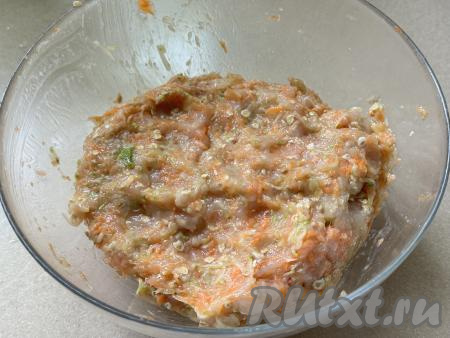 Тщательно перемешать курино-кабачковый фарш и оставить минут на 30, чтобы овсяные хлопья набухли.&nbsp;