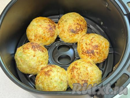 Выставить режим 180 градусов, готовить курино-кабачковые котлеты в закрытом аэрогриле 20-25 минут (до золотистого цвета).&nbsp;