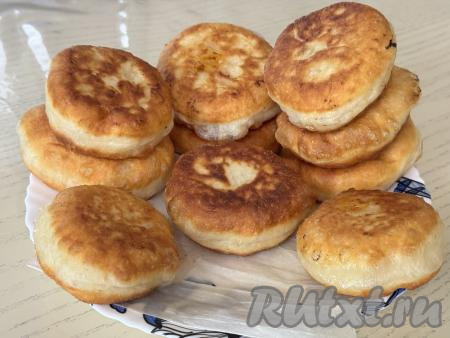 Готовые жареные пирожки перекладывать со сковороды на бумажные полотенца, чтобы убрать лишнее масло. Постепенно пожарить все пирожки с абрикосами.