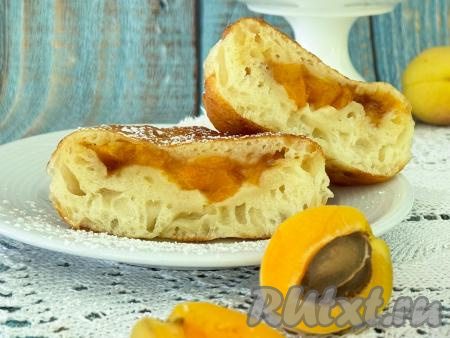 Аппетитные жареные пирожки с сочной, сладкой начинкой из абрикосов, приготовленные из бездрожжевого теста, замешанного на кефире, получаются нежными, воздушными. Они станут приятным дополнением к чаепитию в кругу семьи!