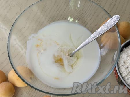 Прежде всего замесим бездрожжевое тесто для пирожков, для этого в глубокой миске нужно соединить кефир, ванильный сахар, яйцо и сахар, перемешать столовой ложкой до однородности.&nbsp;