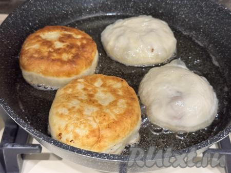 Жарить пирожки с абрикосами на среднем огне до золотистого цвета с двух сторон.&nbsp;