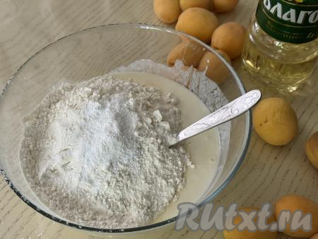 Всыпать в миску 200 грамм просеянной муки и разрыхлитель.&nbsp;