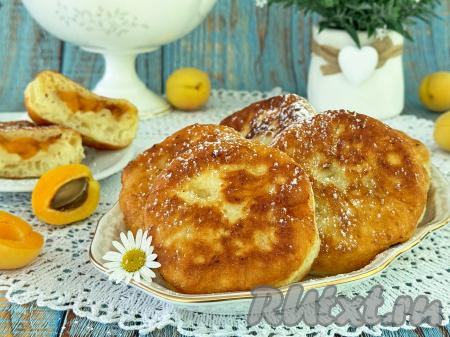 Дать выпечке немного остыть, по желанию, присыпать сахарной пудрой и подать к столу.