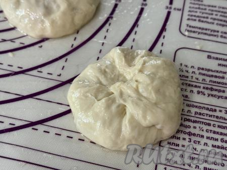 Для того чтобы тесто не липло к ладоням, я периодически смазывала руки растительным маслом. Поднять края каждой лепёшки над начинкой, формируя мешочек, хорошо скрепить края теста.