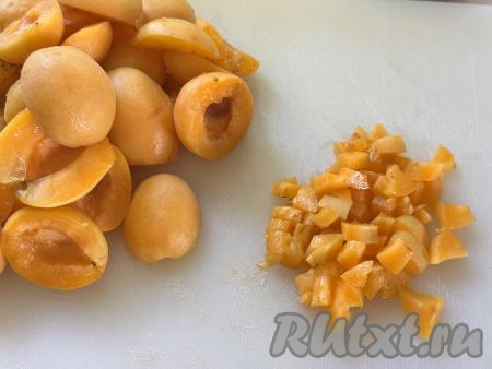 Пока тесто "отдыхает", вымыть абрикосы, удалить косточки. 500 грамм абрикосов без косточек нарезать на мелкие кубики.&nbsp;