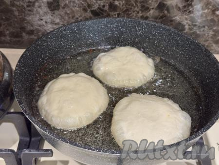 В сковороду влить растительное масло, разогреть его на достаточно сильном огне, выложить пирожки с абрикосами швом вниз. Масло должно доходить до середины пирогов.&nbsp;