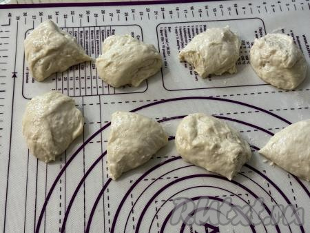 "Отдохнувшее" тесто разделить на 10 частей.&nbsp;