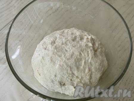 Частями добавляя оставшуюся муку и полностью вмешивая её, замесить мягкое, слегка липнущее к рукам бездрожжевое тесто. В общей сложности вымешивать это тесто руками нужно минут 5. Миску с бездрожжевым тестом прикрыть пищевой плёнкой (или полотенцем), оставить при комнатной температуре минут на 20.&nbsp;