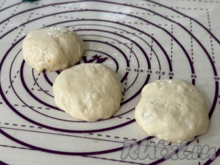 Затем каждый "мешочек" перевернуть швом вниз, в результате у нас получатся круглые пирожки с абрикосовой начинкой.&nbsp;