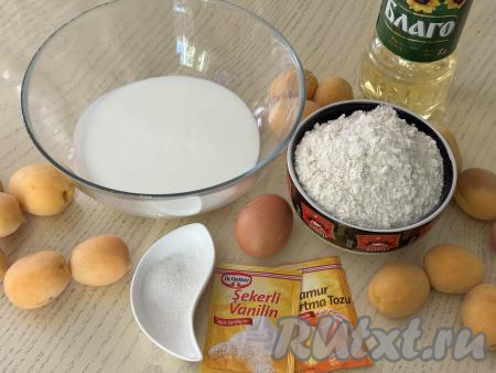 Подготовить продукты для приготовления пирожков с абрикосами на кефире на сковороде.&nbsp;