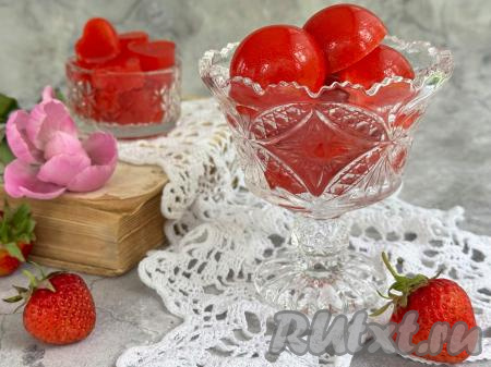 Мармелад из клубники, приготовленный с агар-агаром в домашних условиях, получается вкусным, нежным, он не тает при комнатной температуре. Отличное дополнение к чаю!&nbsp;