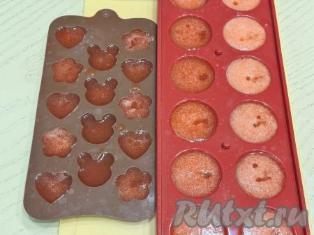 Горячую массу, для того чтобы её легче было разливать по формочкам, вначале перелить в мерный стакан с носиком, после этого сразу разлить по формам (я разлила по силиконовым формочкам) и оставить на 30 минут на столе, а затем поместить на 2-3 часа (до полного застывания) в холодильник.&nbsp;