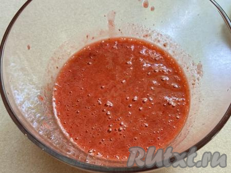 Пробить клубнику с сахаром погружным блендером до однородности.&nbsp;