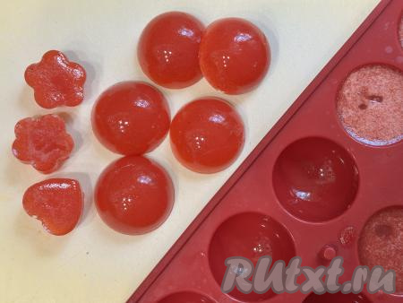 Готовый яркий, аппетитный клубничный мармелад достать из формочек и можно подавать к столу.&nbsp;