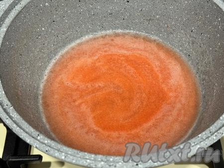 Получившееся пюре из клубники перелить в кастрюлю с толстым дном, поставить на средний огонь, довести, иногда помешивая, до кипения, а затем проварить минуты 2, периодически перемешивая, чтобы сахар полностью растворился.&nbsp;