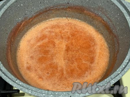 В отдельную ёмкость влить 200 миллилитров воды комнатной температуры, добавить агар-агар, перемешать. После того как клубничное пюре с момента закипания проварится 2 минуты, добавить в кастрюлю смесь воды и агар-агара, перемешать. Дать закипеть на среднем огне, после этого проварить 2 минуты, часто перемешивая, на небольшом огне.&nbsp;