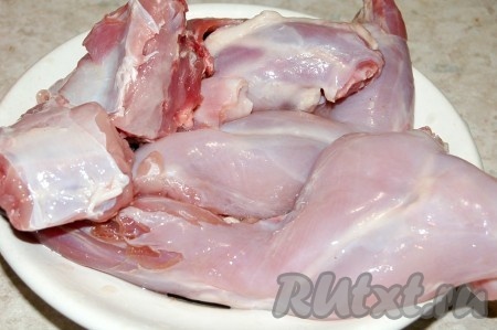 Кролика разрезать на порционные кусочки.