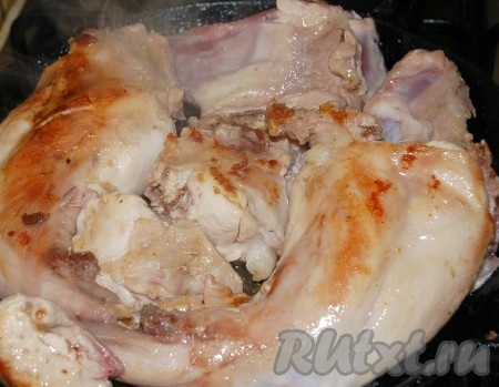 В сковороду налить растительное масло, раскалить его и опустить кусочки кролика. Обжарить с каждой стороны до румяности.