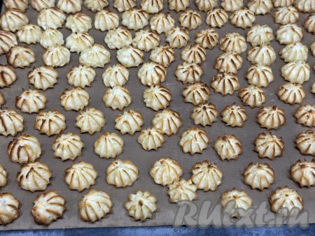 Выпекать заварное печенье в духовке, разогретой до 200 градусов, 5 минут, затем убавить температуру до 180 градусов и продолжать выпекать до золотистого цвета теста (примерно 15 минут).&nbsp;