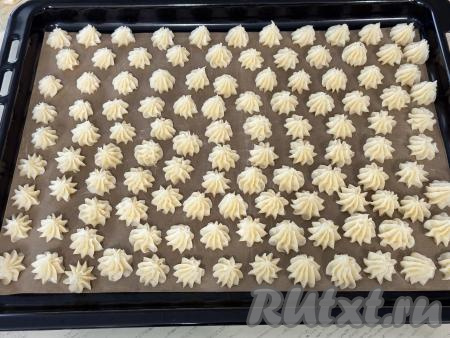 Противень застелить пергаментом, отсадить тесто из кулинарного мешка, формируя небольшое печенье. Отсаживать тесто нужно на небольшом расстоянии друг от друга.&nbsp;