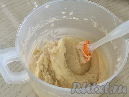 Заварное тесто для печенья должно получиться не густым, тягучим, как на фото. Для получения теста нужной консистенции я добавила&nbsp;2 отборных яйца.&nbsp;Если вы будете использовать яйца небольшого размера (например, категории С2), тогда вам придётся добавить в тесто ещё 1 яйцо. 